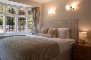 House - Perfect Booking Modern Home By High Street (Rochester)