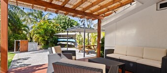 2BR Moorea Retreat With Private Canal BBQ
