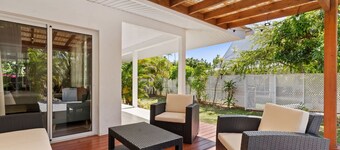 2BR Moorea Retreat With Private Canal BBQ