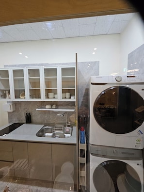 Frigorifero con congelatore, microonde, forno, piano cottura