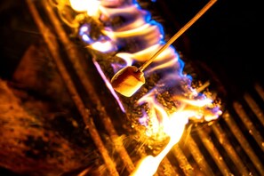 Une guimauve grillée sur une flamme nue.