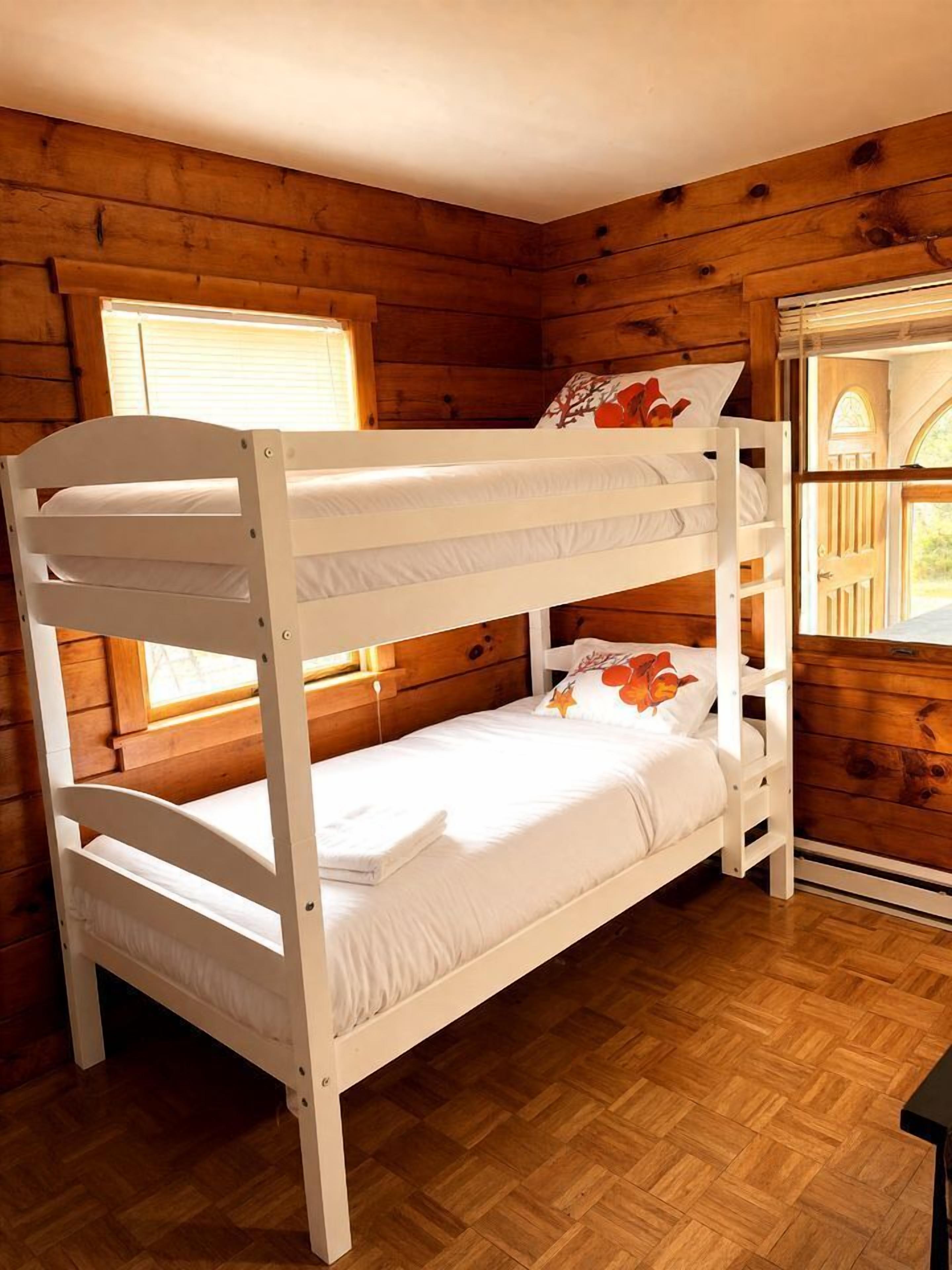 2 bedrooms, desk, WiFi, bed sheets