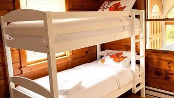 2 bedrooms, desk, WiFi, bed sheets