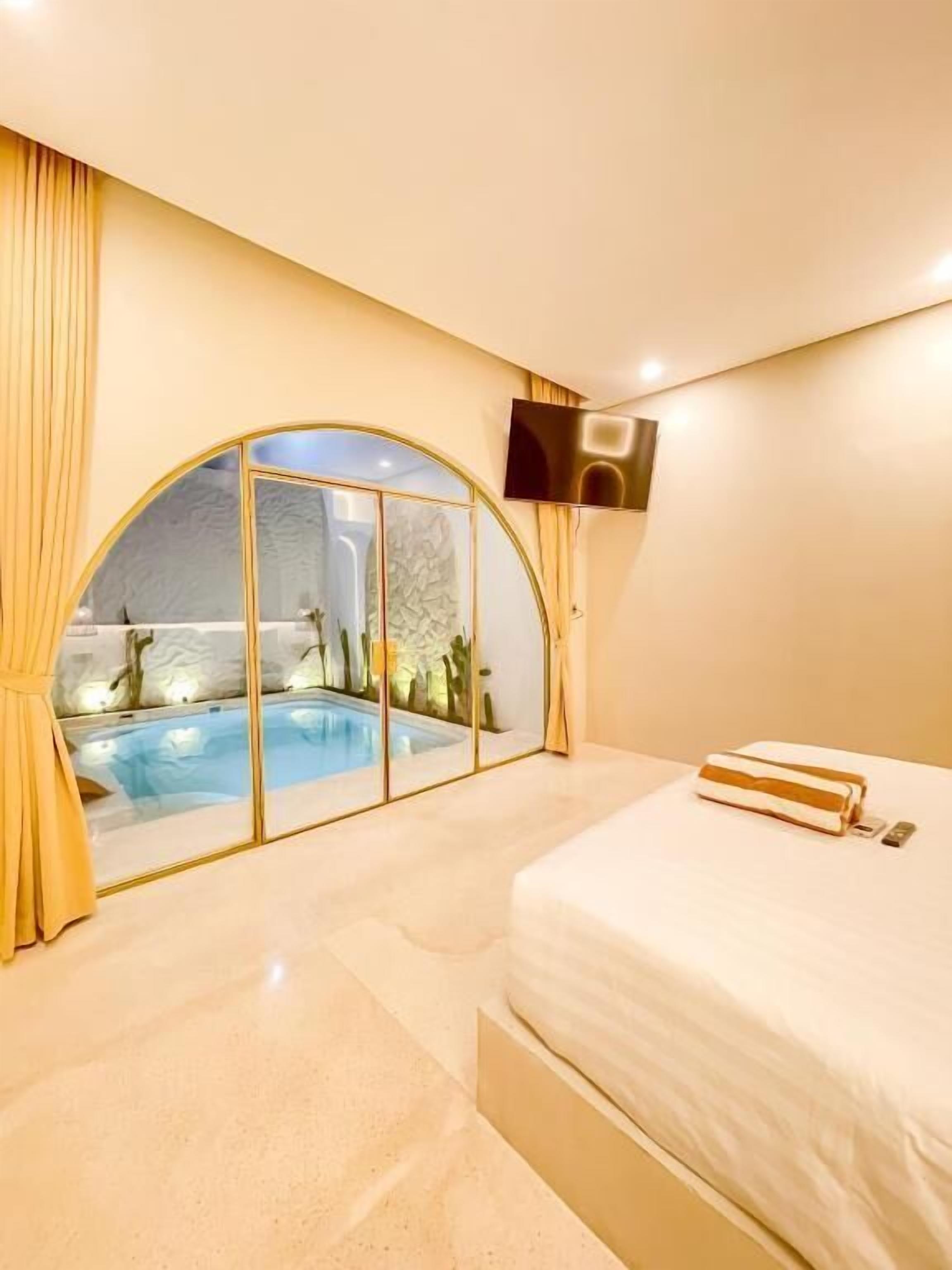 Deluxe Double Room, Pool View | Spa