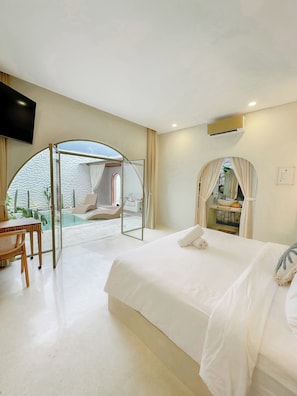 Habitación Deluxe, vista a la alberca | Escritorio, espacio para trabajar con laptop y cortinas blackout