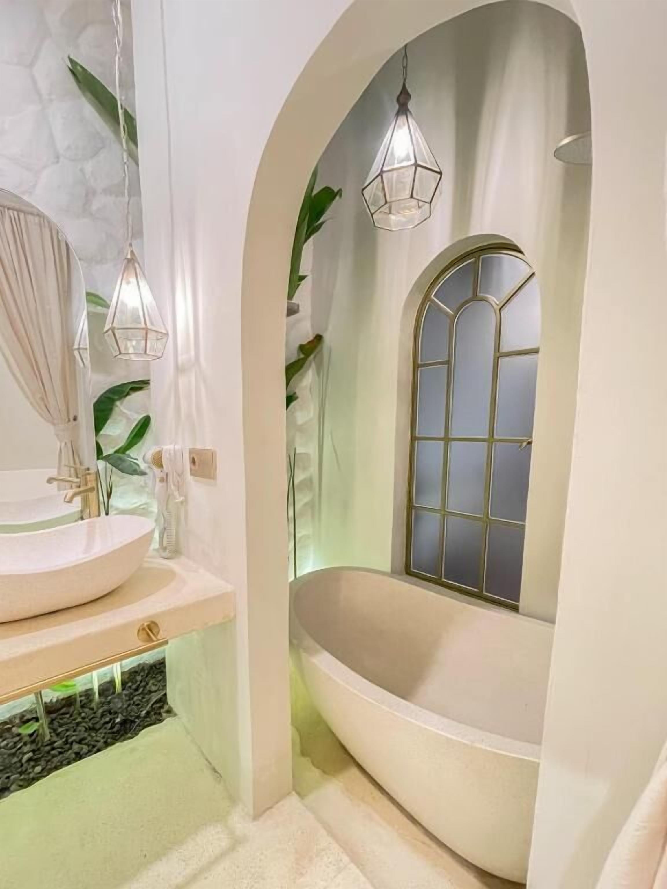 Family Room, Pool View | Bathroom | Combined shower/tub, hair dryer, slippers, towels