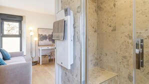 A modern bathroom with a glass shower enclosure, a built-in toilet, and a towel rack. - Charming three-level house - 2 guests (Portbail)
