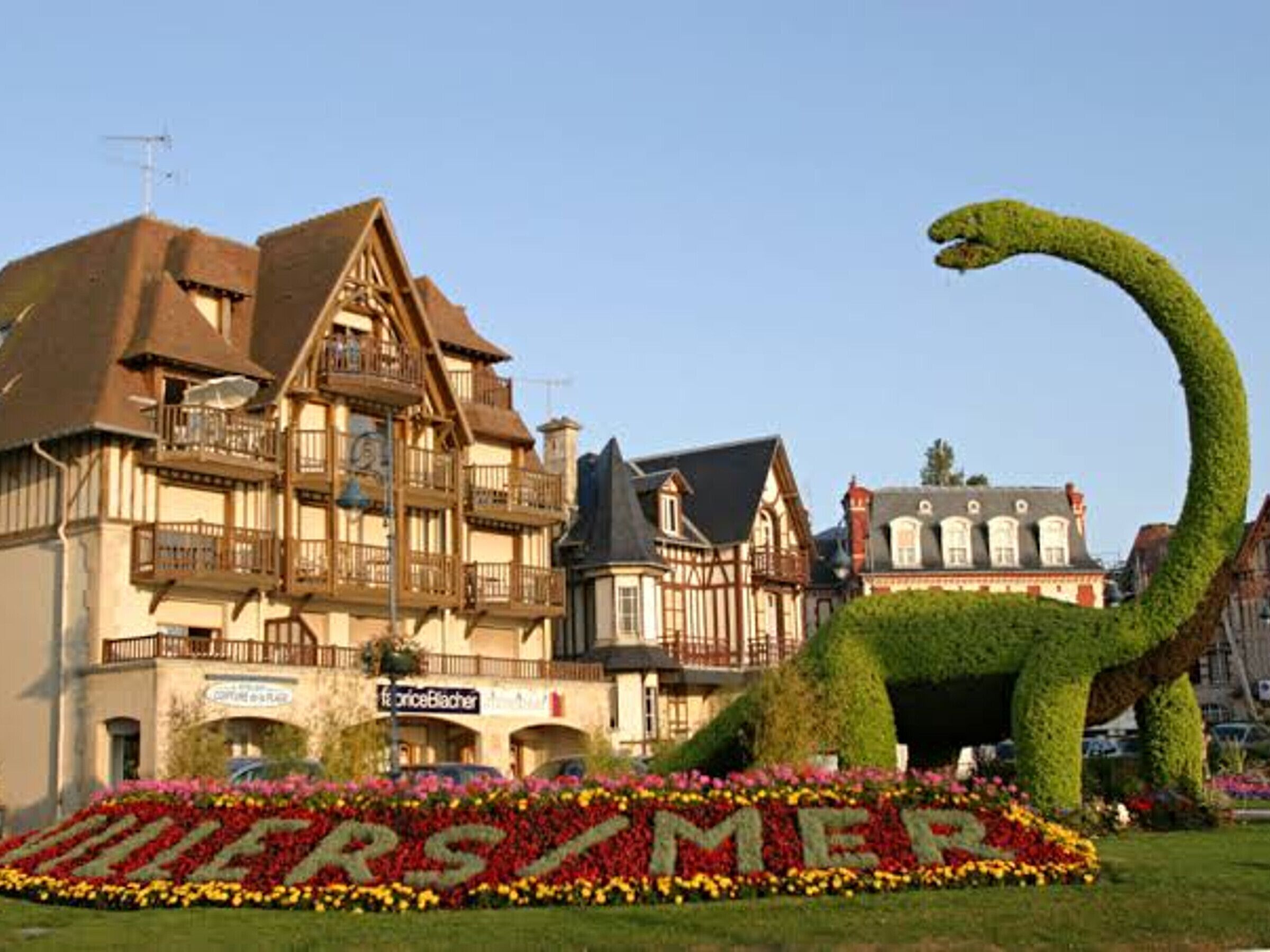 Ein Gebäude im traditionellen Baustil, mit einem Balkon und einem Schild, auf dem 'Hotel' steht.
