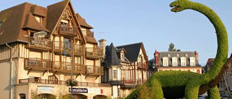 Ein Gebäude im traditionellen Baustil, mit einem Balkon und einem Schild, auf dem 'Hotel' steht.