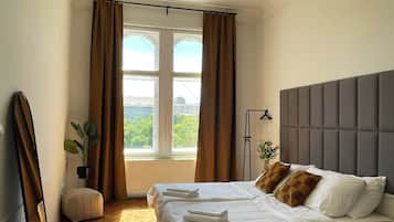 Habitación Deluxe doble, vistas a la ciudad | Tabla de planchar con plancha y wifi gratis
