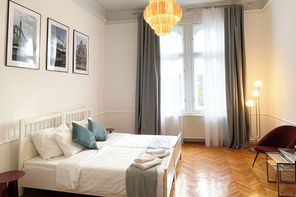 Deluxe-huone, 3 yhden hengen sänkyä | Silitysrauta/-lauta, ilmainen Wi-Fi