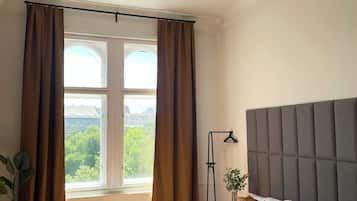 Habitación Deluxe doble, vistas a la ciudad | Tabla de planchar con plancha y wifi gratis