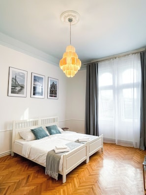 Deluxe-huone, 3 yhden hengen sänkyä | Silitysrauta/-lauta, ilmainen Wi-Fi