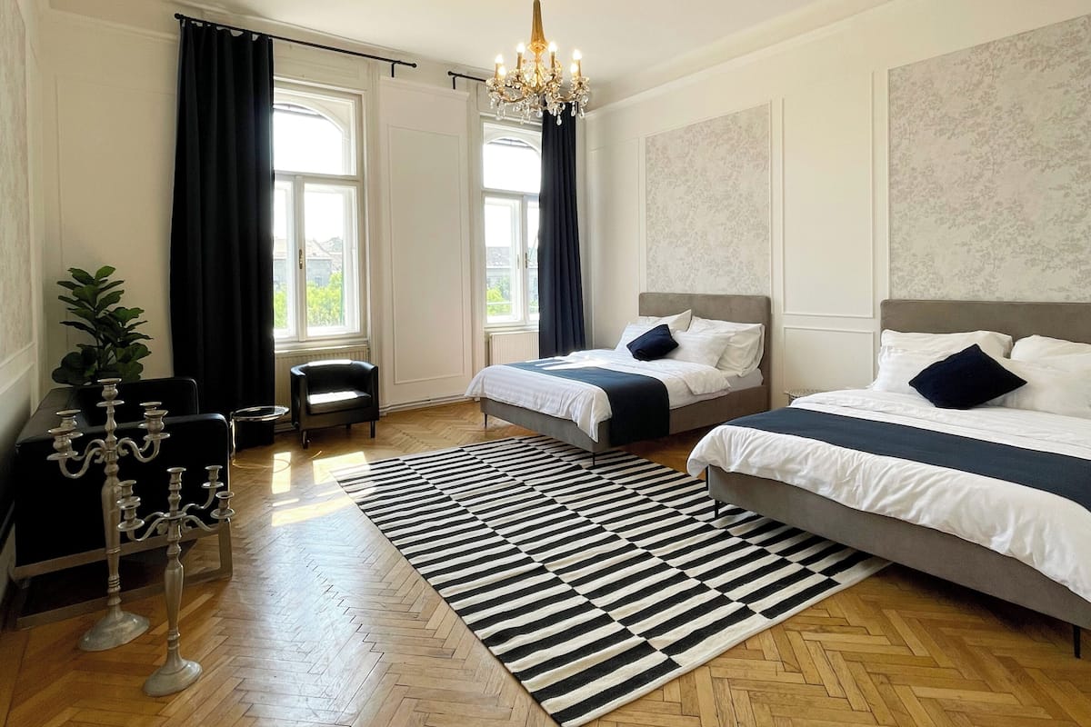 Kahden hengen deluxe-huone, kaupunkinäköala | Silitysrauta/-lauta, ilmainen Wi-Fi