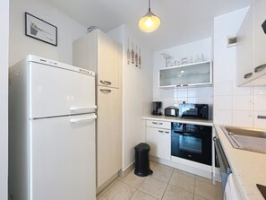 Fridge, microwave, oven, stovetop - Lovely city centre apartment with parking - 4 guests (Les Sables-d'Olonne)