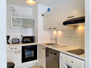 Wasserkocher mit Kaffee-/Teezubehör, Kühlschrank, Mikrowelle, Ofen