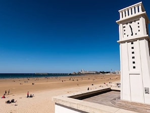 A beach with a clock tower. - Lovely city centre apartment with parking - 4 guests (Les Sables-d'Olonne)
