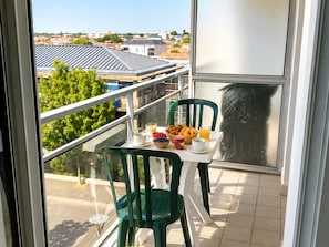 Outdoor dining - Lovely city centre apartment with parking - 4 guests (Les Sables-d'Olonne)