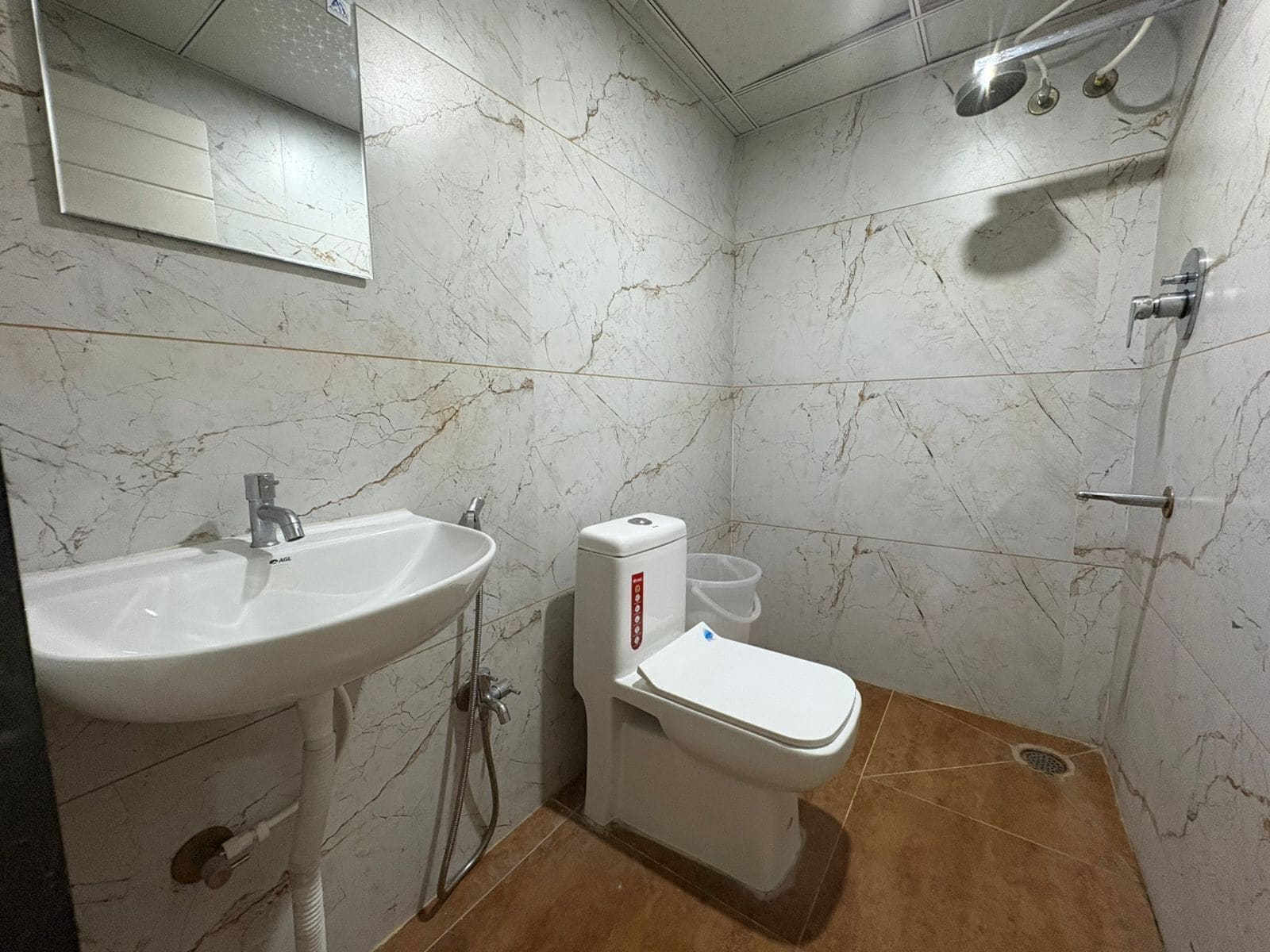 Standard Room | Bilik Mandi | Selipar 
