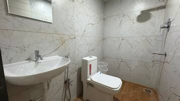 Standard Room | Bilik Mandi | Selipar