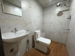 Ein Badezimmer mit Waschbecken, Toilette und Dusche.