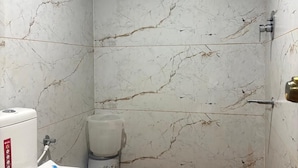 Un baño con inodoro, bidé y ducha.
