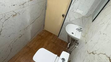 Habitación estándar | Baño | Zapatillas