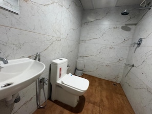 Ein Badezimmer mit Waschbecken, Toilette und Dusche.