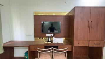 Deluxe Triple Room, Balcony, City View | Interior