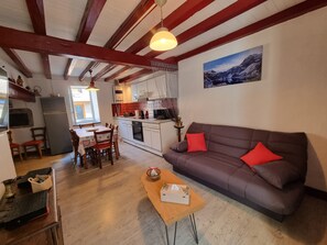 Living area - House in the heart of a small mountain village (Boutx)