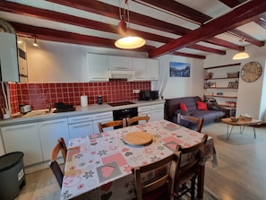Private kitchen - House in the heart of a small mountain village (Boutx)