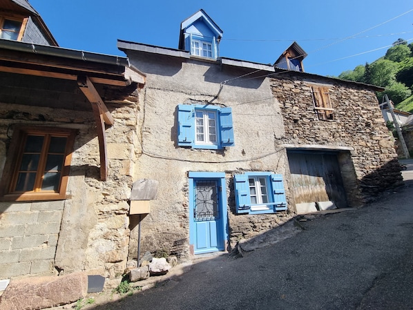 Exterior - House in the heart of a small mountain village (Boutx)