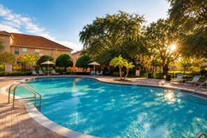 Outdoor pool, pool umbrellas, pool loungers - Travelers House Orlando (Kissimmee)