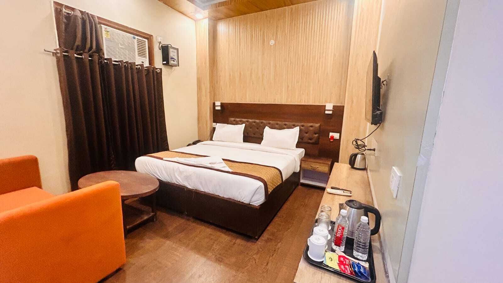 Caja de seguridad en la habitación y espacio para trabajar con laptop 
