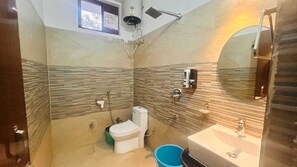 Habitación doble superior, balcón, vista al parque | Baño | Regadera, pantuflas, toallas, jabón 