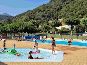 A swimming pool area with a clear view of the surrounding landscape, including trees and hills. - Mobile home with AC - 4 guests (Arles-sur-Tech)