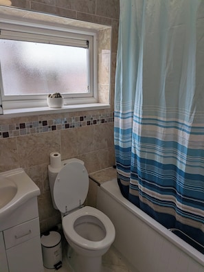 Bathroom - House Sleeps 3 With Garden and Parking (Leeds)