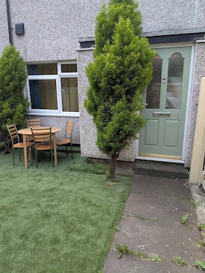 Outdoor dining - House Sleeps 3 With Garden and Parking (Leeds)