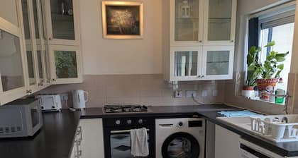 House Sleeps 3 With Garden and Parking