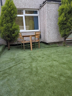 Outdoor dining - House Sleeps 3 With Garden and Parking (Leeds)