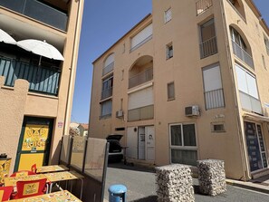 Outdoor dining - Apartment sea view, pets welcome - 4 guests (Fleury-Saint-Pierre-la-Mer)