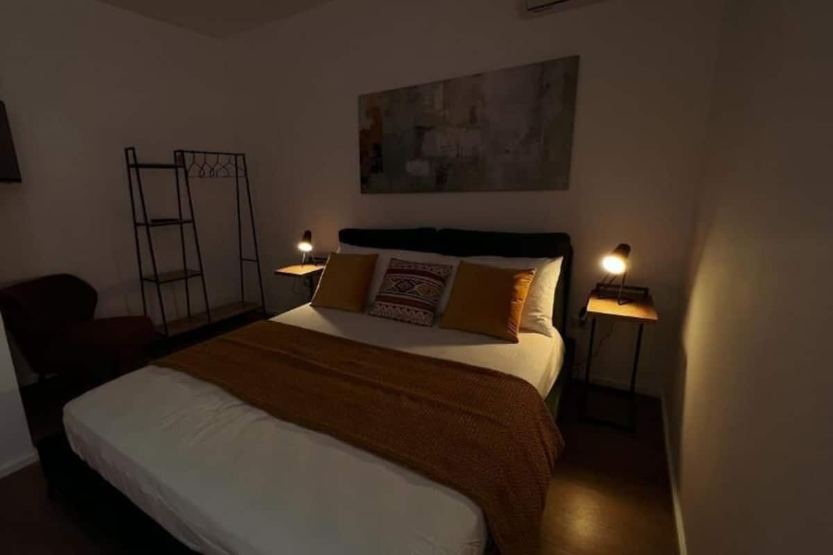 Quarto casal, sacada, vista para o pátio (2B) | Cofres nos quartos, ferros/tábuas de passar roupa, Wi-Fi de cortesia
