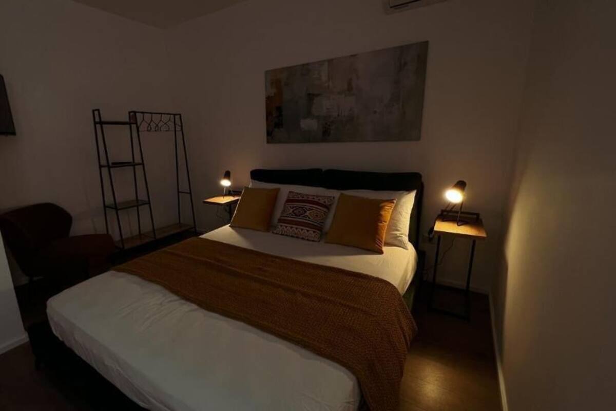 Chambre double, balcon, vue sur la cour intérieure | Coffre-fort, fer et planche à repasser, accès au Wi-Fi (inclus)