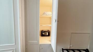 Double Room, Balcony, Courtyard View (2B) | Interior