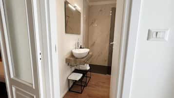 Tweepersoonskamer, balkon, uitzicht op de binnenplaats (2B) | Badkamer | Zeep, shampoo, toiletpapier