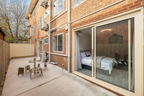 Outdoor dining - Artful Central St Kilda 2BR Retreat with 2 King Beds, Walk Everywhere (St Kilda)