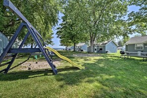Unclassified image, 4 of 28, button - Pet-Friendly Lake Cabin with Dock & Kayaks & Fire Pit in Houghton Lake, Michigan (Houghton Lake)