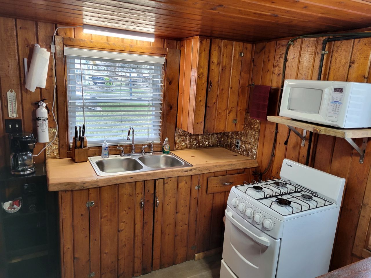 Coffee/tea maker, fridge, microwave, oven