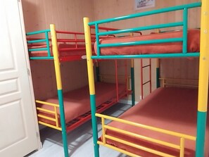 Bunk beds with red and yellow frames in a room with wooden walls. - Bright apartment, 6 guests, ski-in ski-out (Orcières Merlette)
