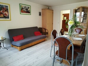 A compact living space with a sofa, dining table, chairs, and a cabinet. - Bright apartment, 6 guests, ski-in ski-out (Orcières Merlette)
